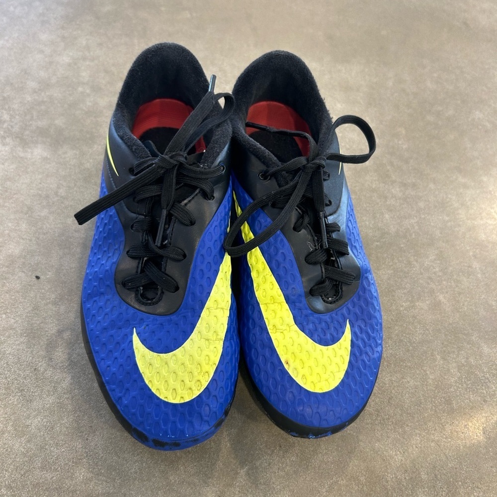 Nike Hyper venom outdoor soccer cleats. Youth boys size 1.5. Blue/neon yellow.